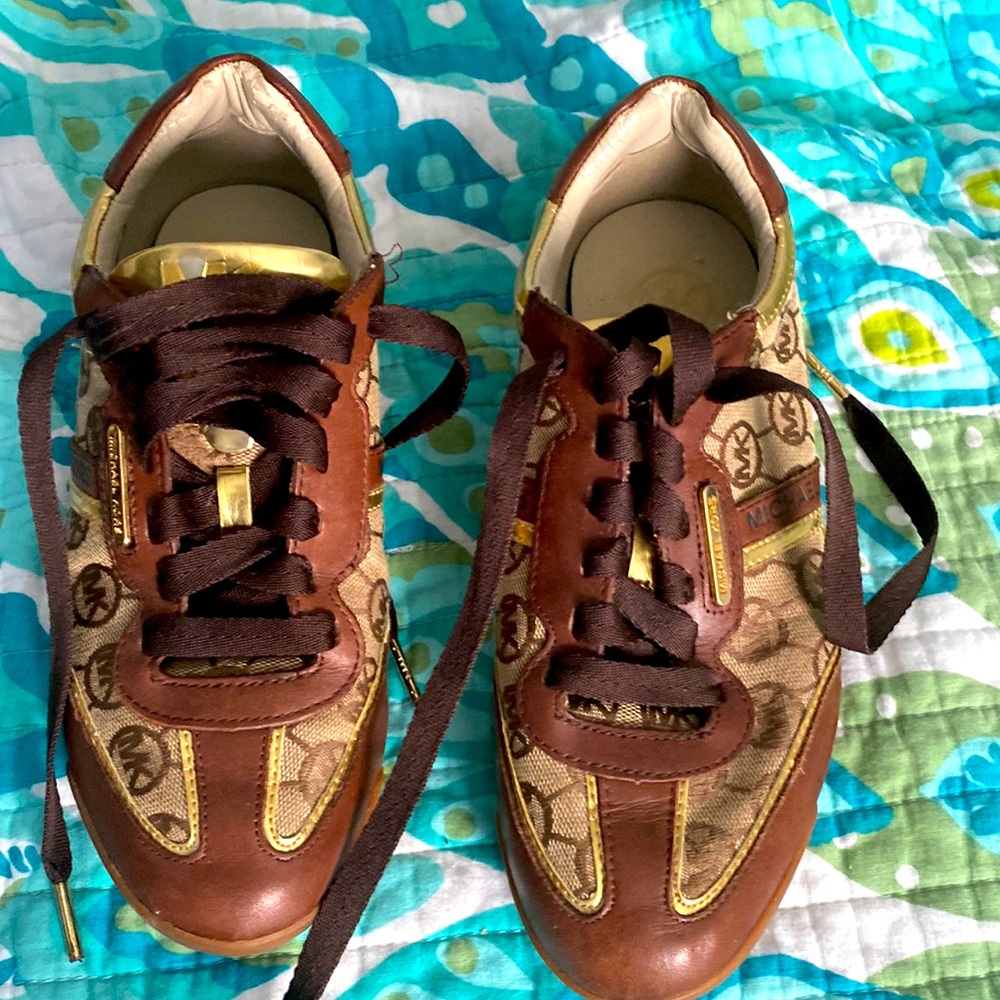 MK sneakers great condition under tongue a little as shown can’t see when on!!